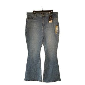 NWT Lee Women’s 18 Short Elevated Retro Flare Mid Rise Legendary Style Inseam 32